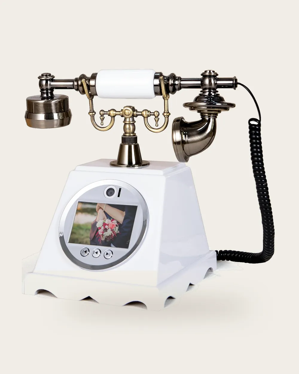Suzanne, téléphone rétro blanc posé sur fond clair